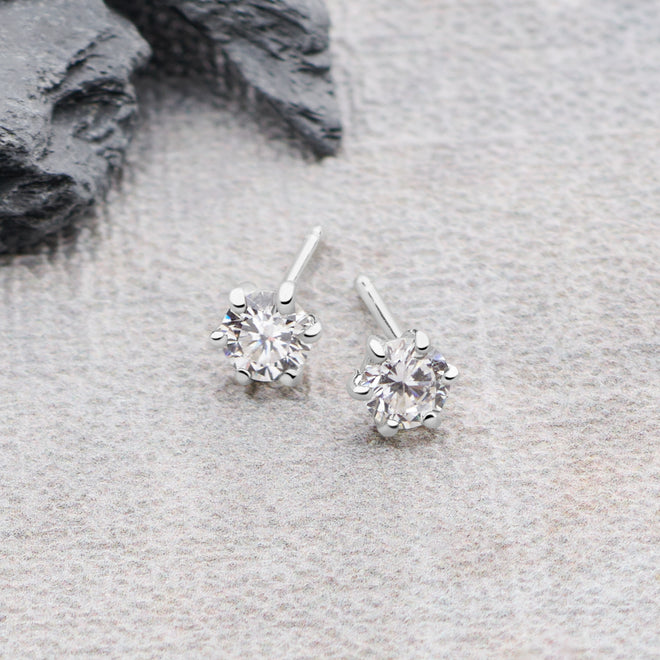 Le Stud Earrings 4mm